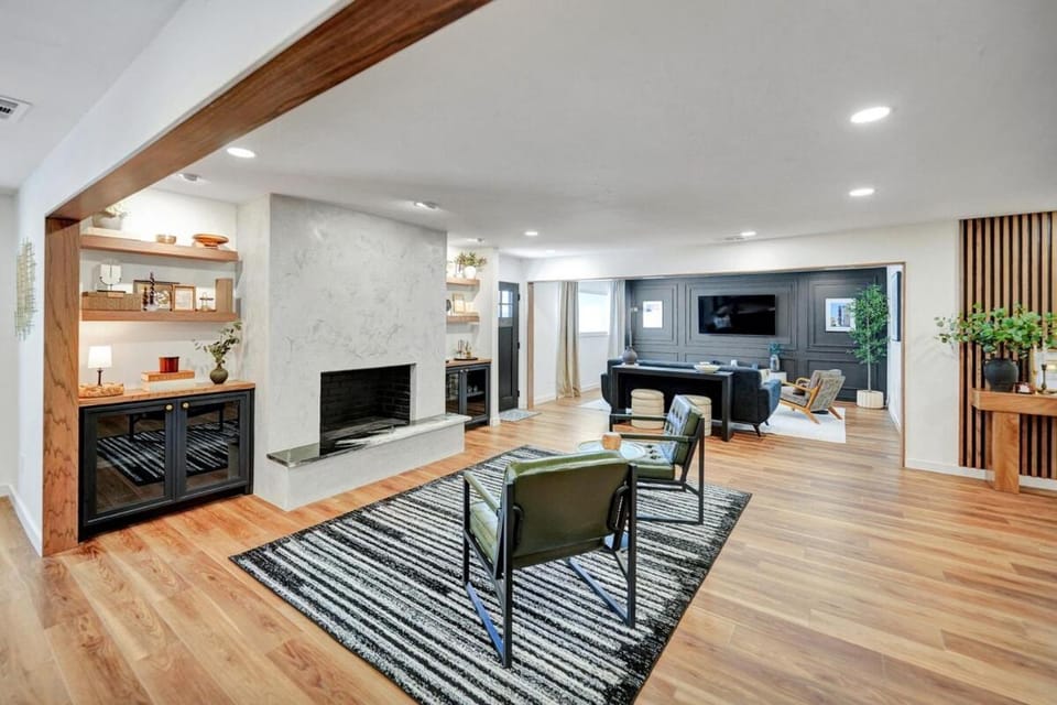 Central Midland Modern Retreat House in Midland