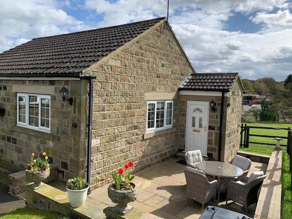 Cherry Blossom Cottage in Kettlesing House in Borough of Harrogate