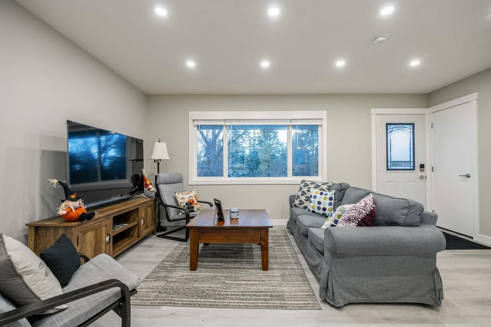 Renovated 3BE, 2BA close to UoC, downtown, SAIT Apartment in Calgary