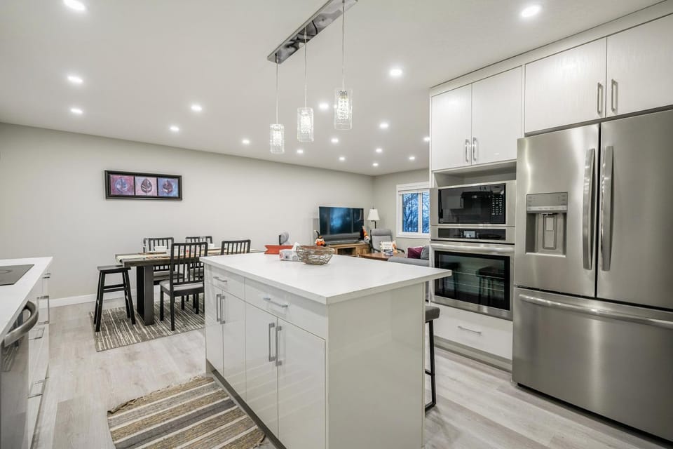 Renovated 3BE, 2BA close to UoC, downtown, SAIT Apartment in Calgary