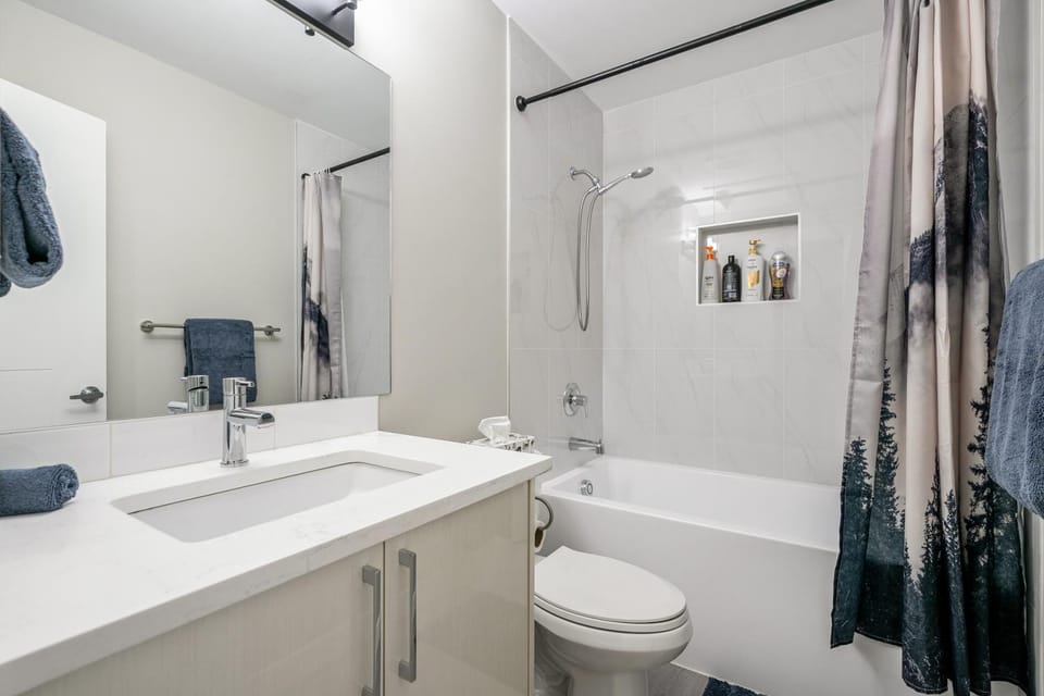 Renovated 3BE, 2BA close to UoC, downtown, SAIT Apartment in Calgary