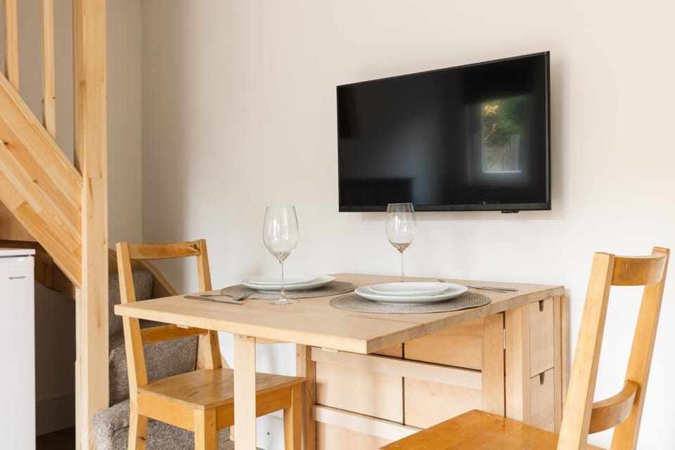 New! Charming Split-Level Studio in Wimbledon Apartment in London