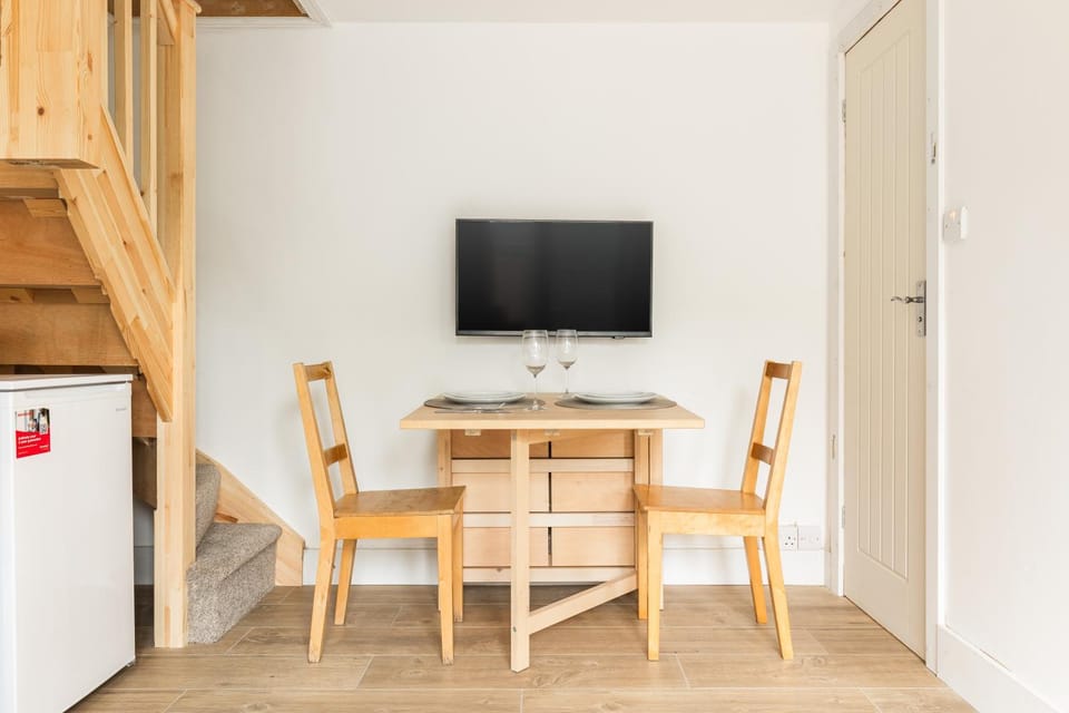 New! Charming Split-Level Studio in Wimbledon Apartment in London