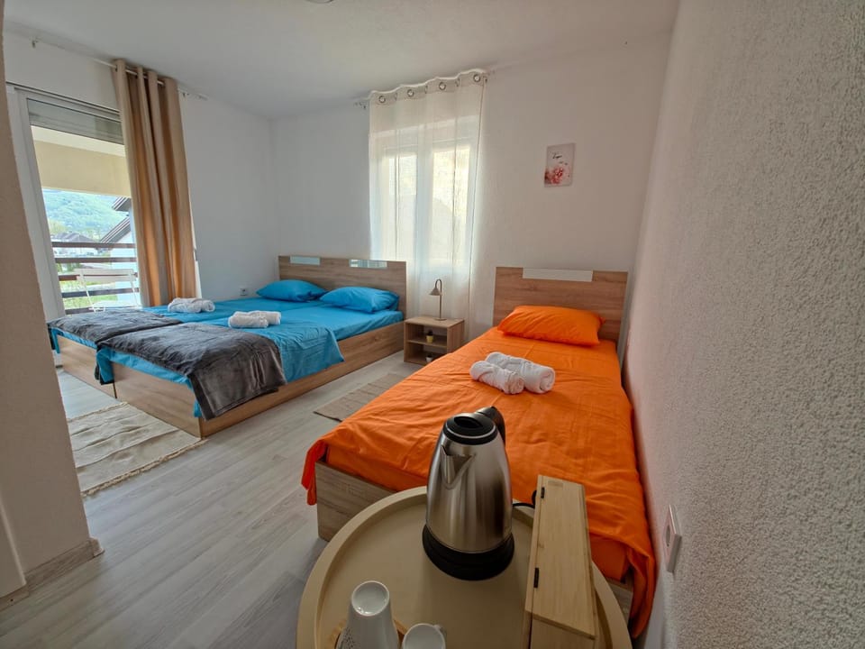 Bed, Coffee/tea facilities, Balcony/Terrace, Kitchen or kitchenette, Photo of the whole room, Bedroom, towels