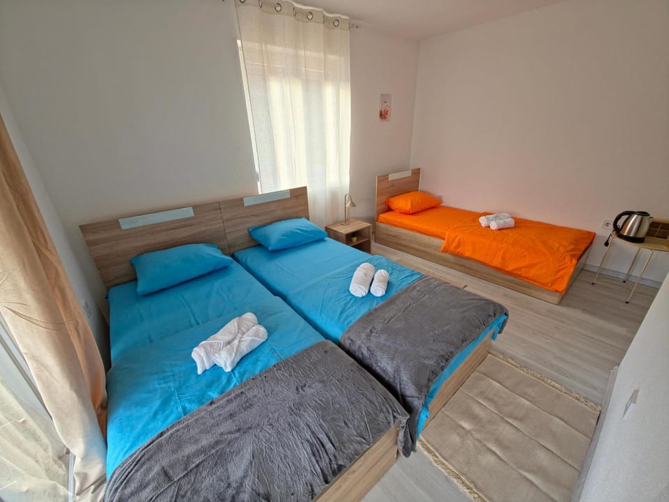 Bed, Living room, Photo of the whole room, Seating area, Bedroom, towels