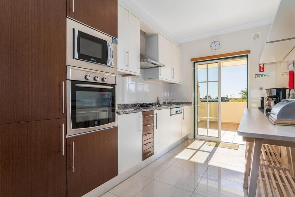 Palm Breeze Retreat in Albufeira w Pool and Balcony by Lisbeyond Apartment in Guia