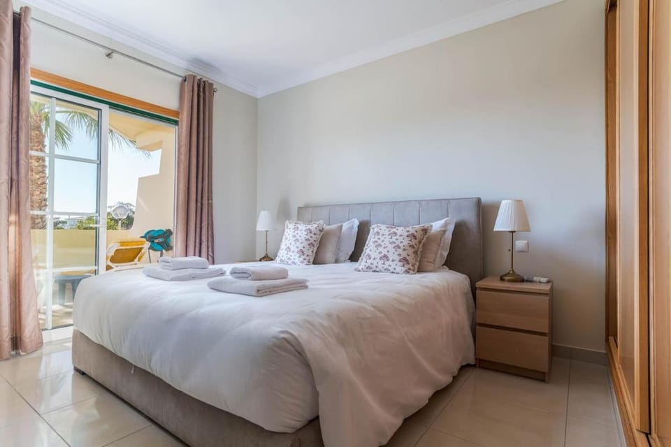 Palm Breeze Retreat in Albufeira w Pool and Balcony by Lisbeyond Apartment in Guia