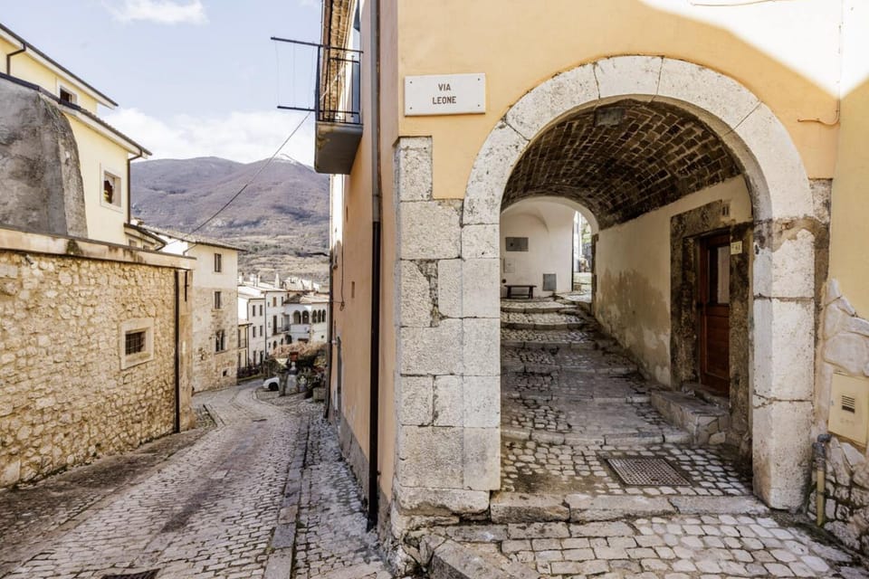 Day, Neighbourhood, Natural landscape, Landmark view, Mountain view, Street view