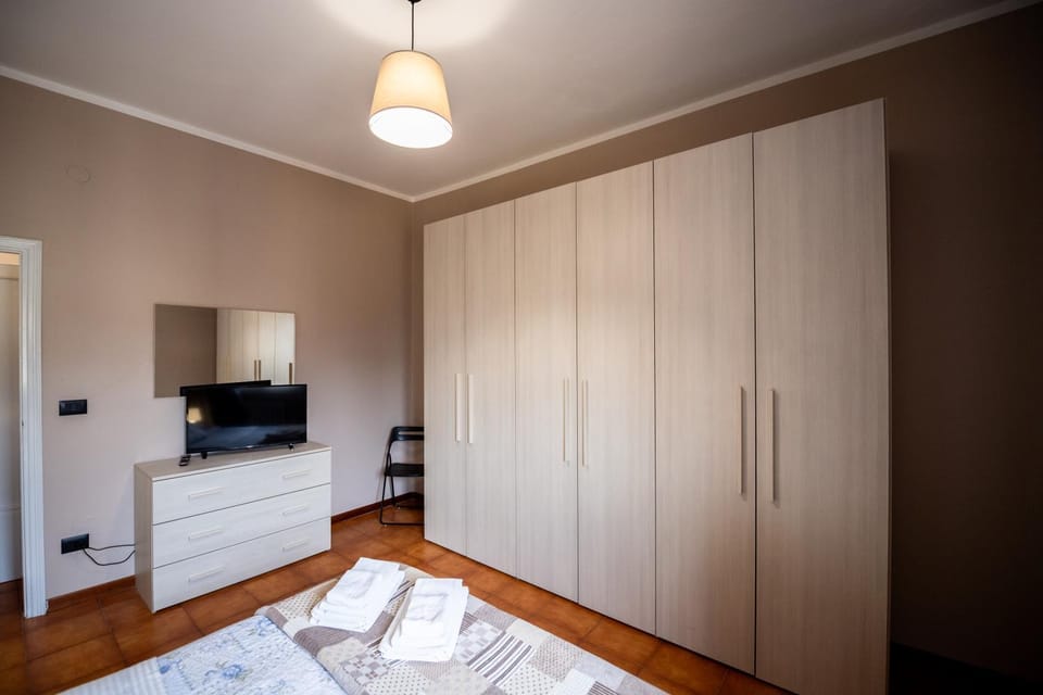 Bed, TV and multimedia, Photo of the whole room, Bedroom, wardrobe