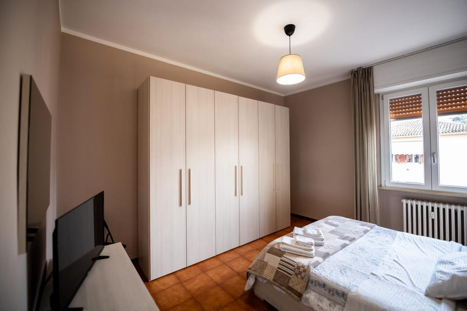 Bed, TV and multimedia, Photo of the whole room, Bedroom, towels, wardrobe