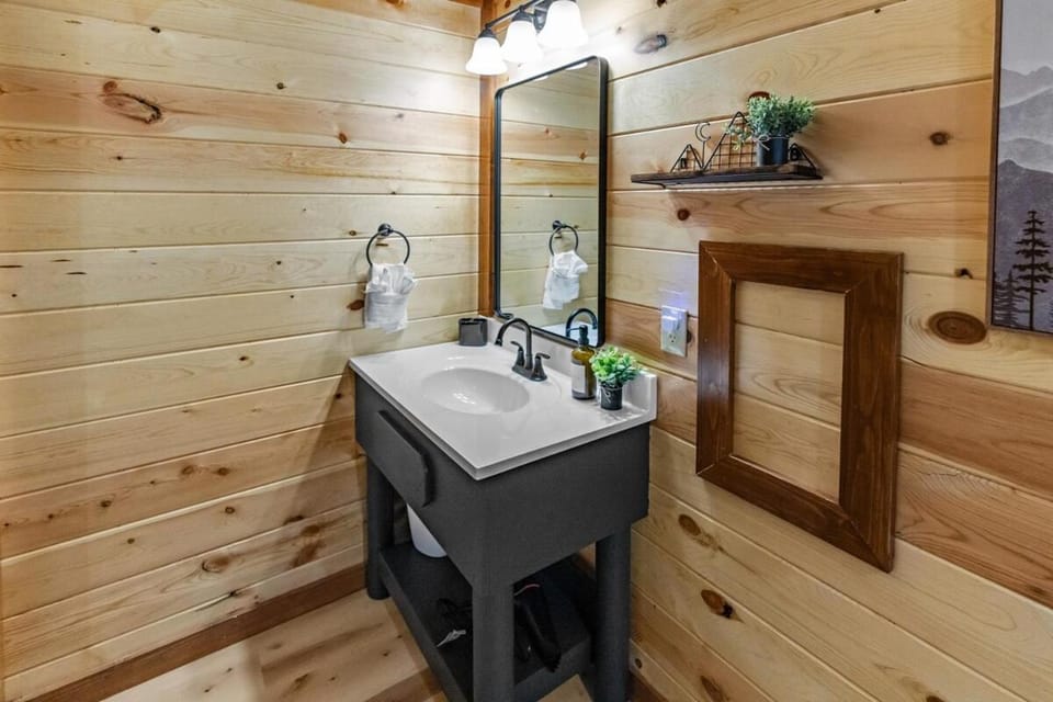 Brand New 6BR Sleeps 24, Indoor Pool, Game Room House in Sevierville