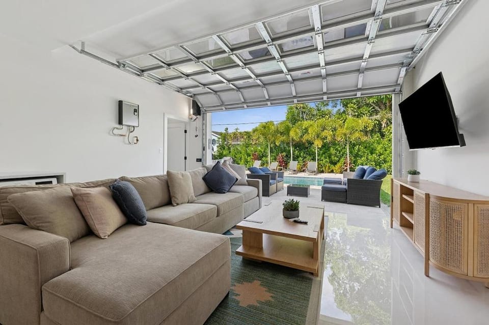 Bluebird House and Guest House with a Heated Pool House in Delray Beach