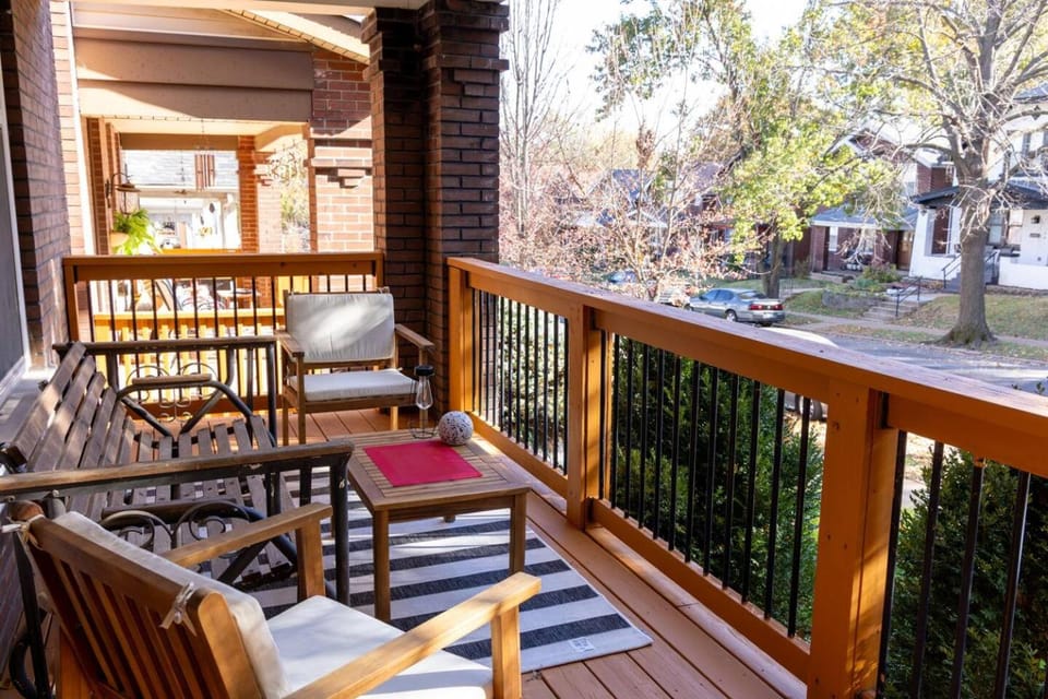 Family Retreat - Hot Tub - Fireplace - Tower Grove House in Tower Grove South