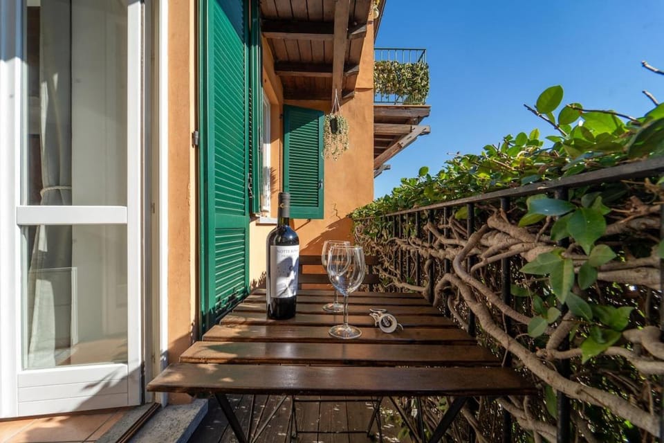 Bright apartment with private garage Apartment in Cernobbio