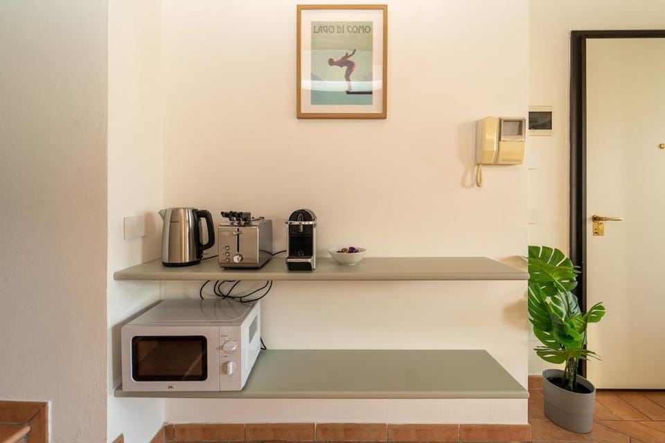Bright apartment with private garage Apartment in Cernobbio