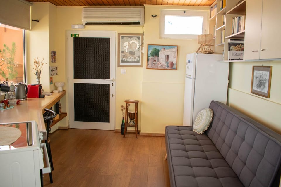 Seating area, minibar, oven
