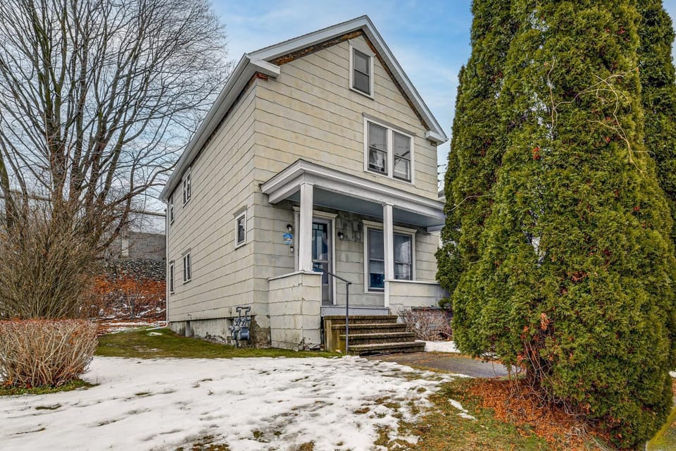 Work & Study: Binghamton Apt 2 Mi to Downtown Apartment in Binghamton