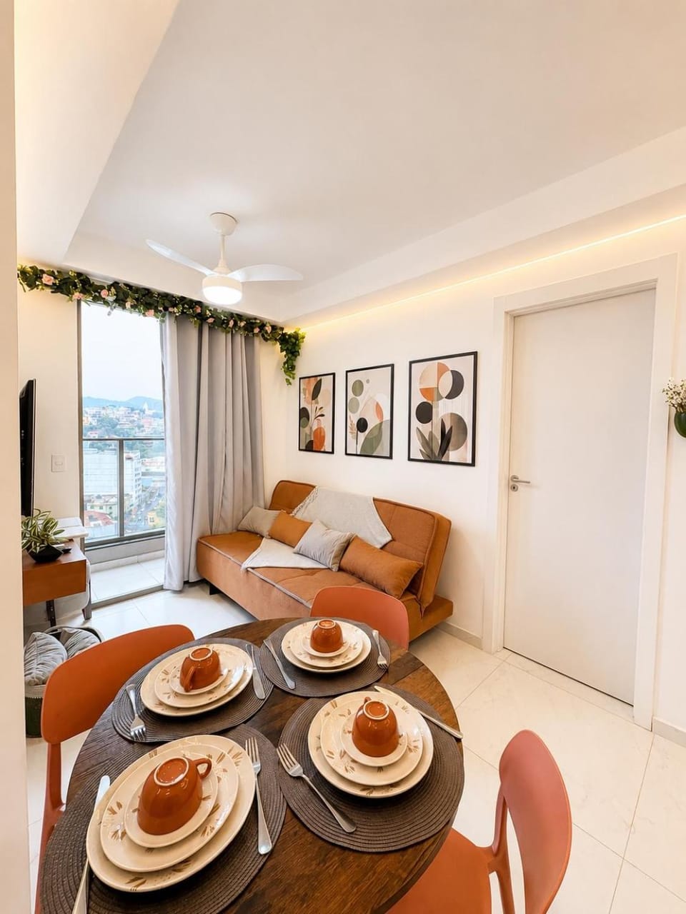 TV and multimedia, Living room, Seating area, Dining area