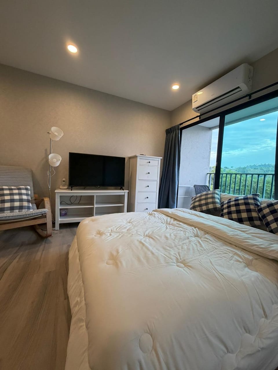 Bed, TV and multimedia, Living room, Photo of the whole room, Seating area, Bedroom
