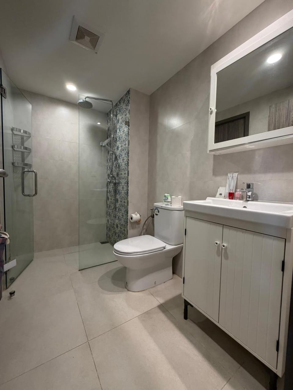 Shower, Toilet, Bathroom, bidet, towels
