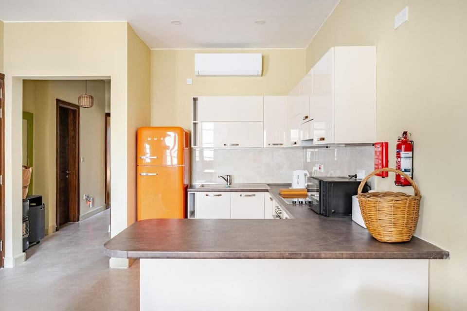 Valletta is 5 minute Ferry ride away - Sunny Sliema Apartment Apartment in Sliema