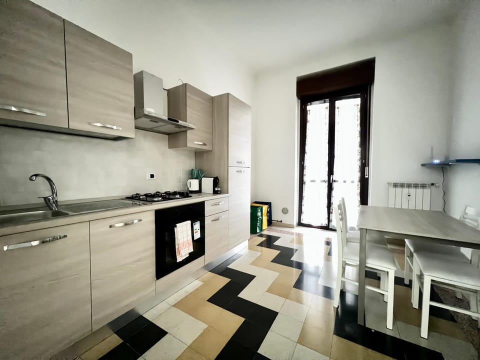 Kitchen or kitchenette, Dining area, stove