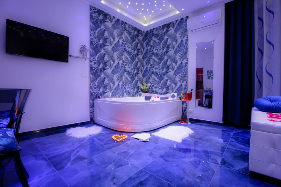Hot Tub, Photo of the whole room