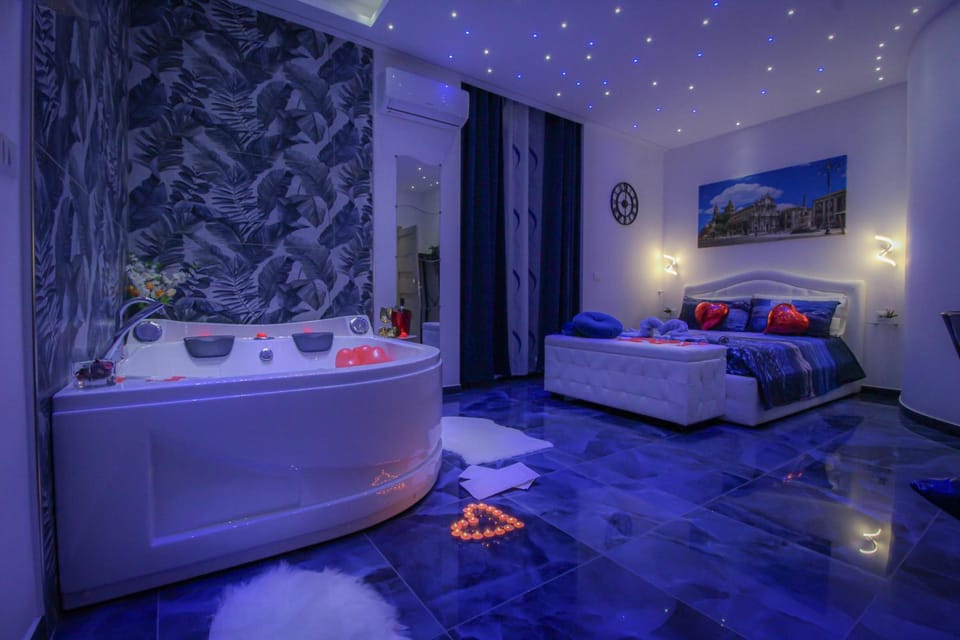 Bed, Hot Tub, Photo of the whole room