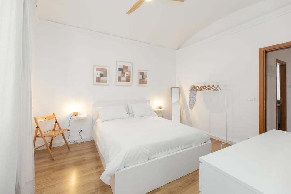 Bed, Photo of the whole room, Bedroom