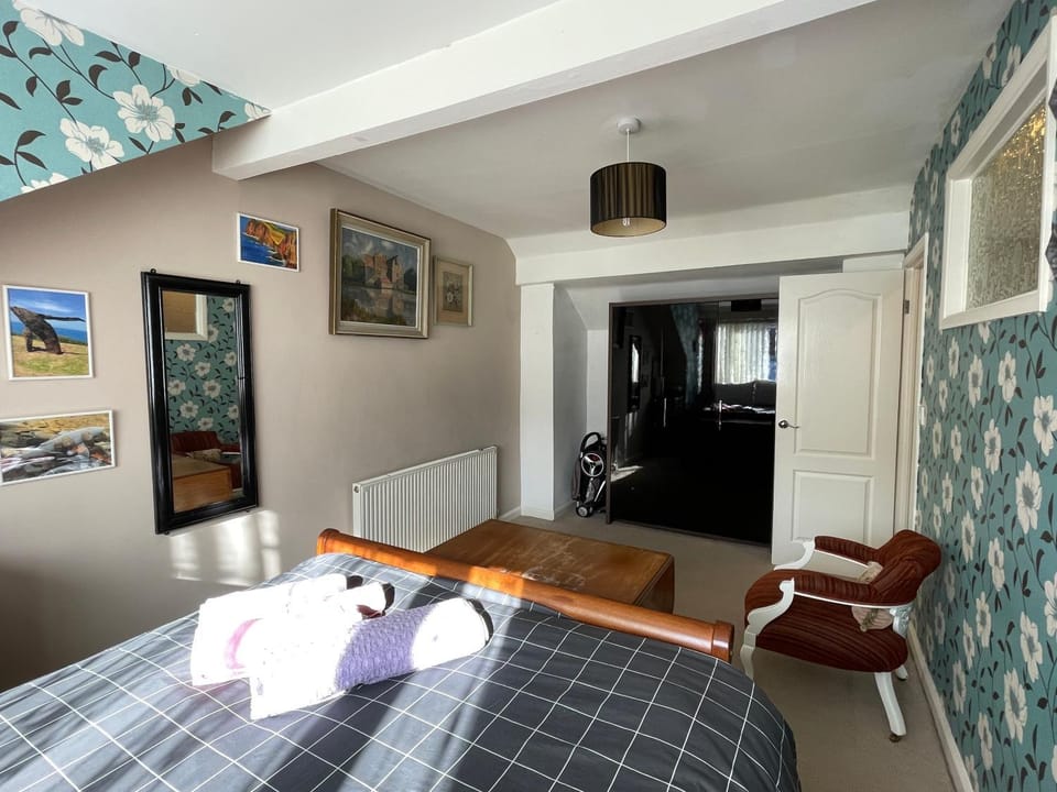 Bed, Photo of the whole room, Bedroom