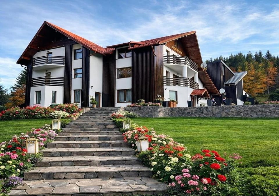 Property building, Day, Natural landscape, Garden, Garden view