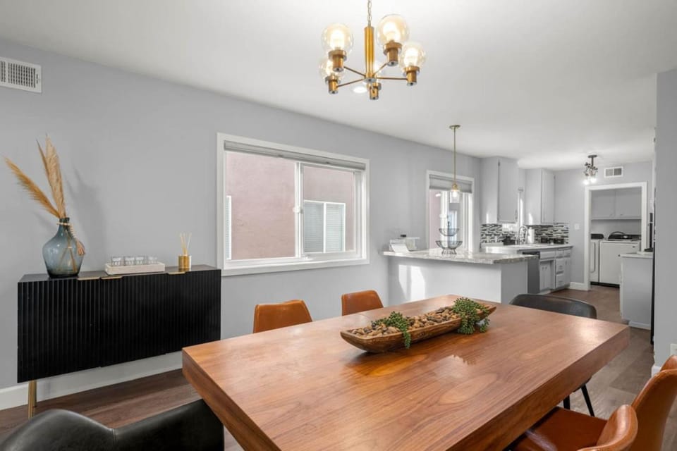 Valerio Luxe Escape - Spacious Modern Home House in Van Nuys