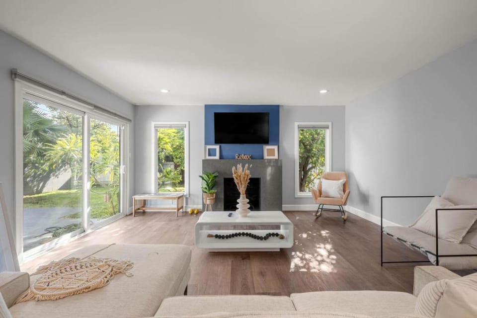 Valerio Luxe Escape - Spacious Modern Home House in Van Nuys