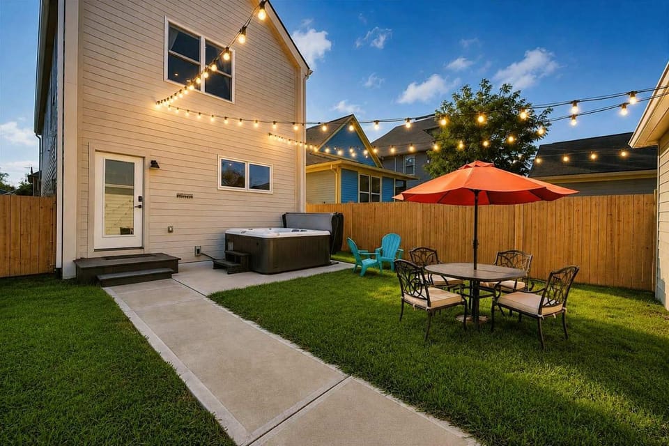Modern Retreat with Hot Tub-Near Downtown Indy-Family Friendly House in Indianapolis