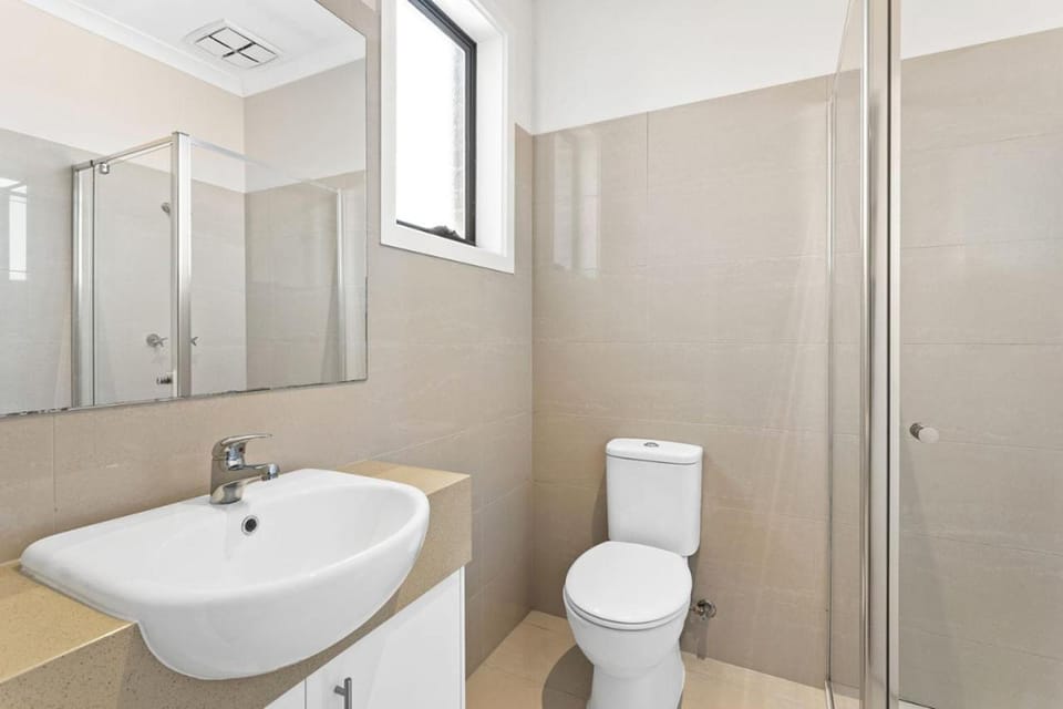 Shower, Toilet