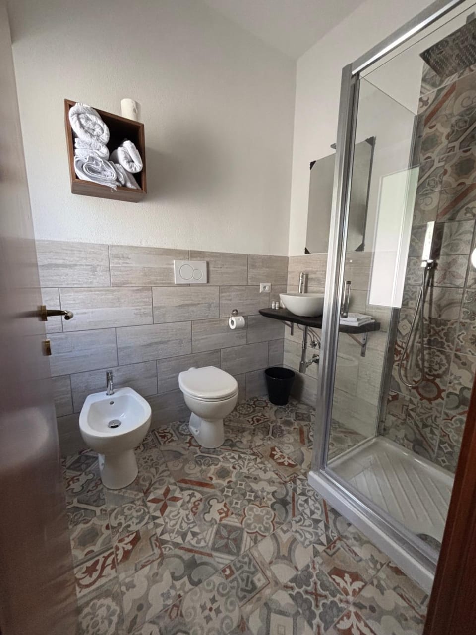 Shower, Toilet, Bathroom, bidet, towels