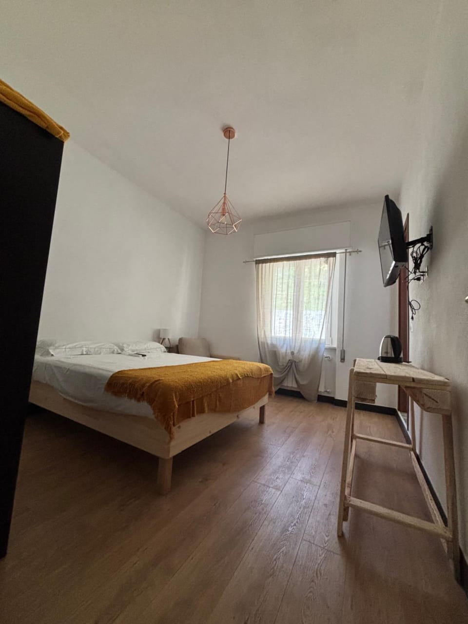 Bed, TV and multimedia, Photo of the whole room, Bedroom