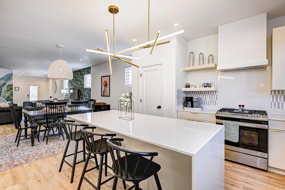 Stylish Getaway with Hot Tub-Near Downtown Indy-Family Friendly House in Indianapolis