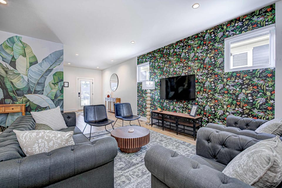 Stylish Getaway with Hot Tub-Near Downtown Indy-Family Friendly House in Indianapolis