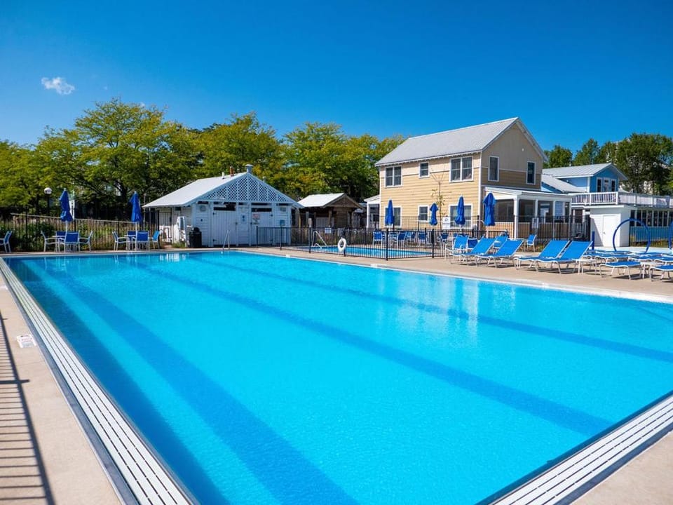 Property building, Day, Seating area, Swimming pool, sunbed