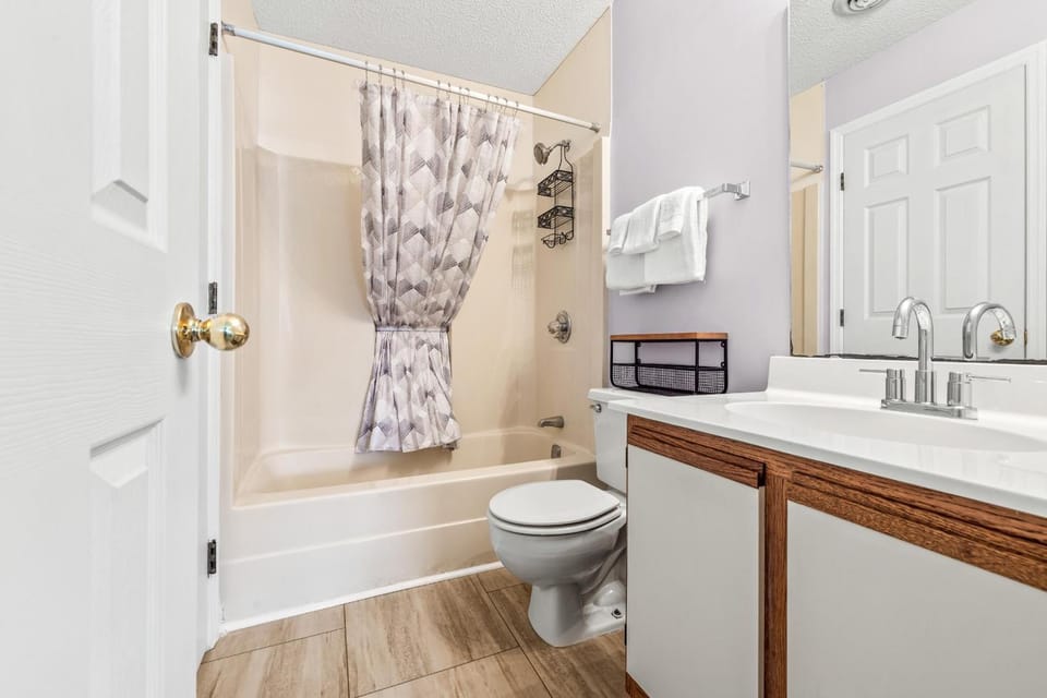 Shower, Toilet, Bathroom, Bath, towels
