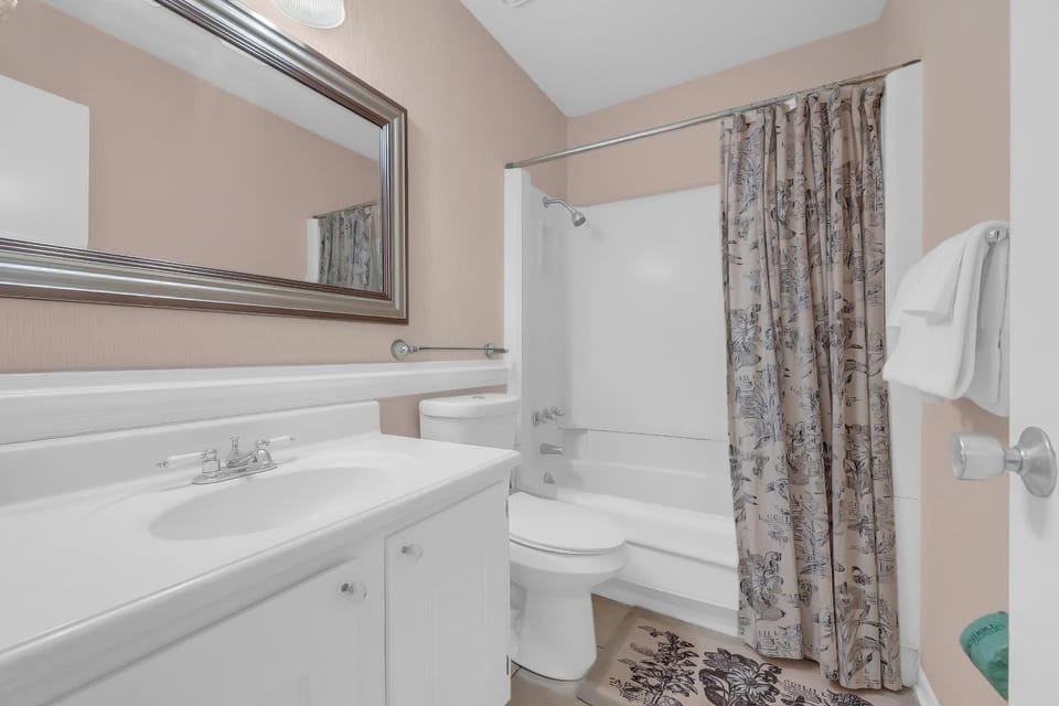 Shower, Toilet, Bathroom, Bath, towels