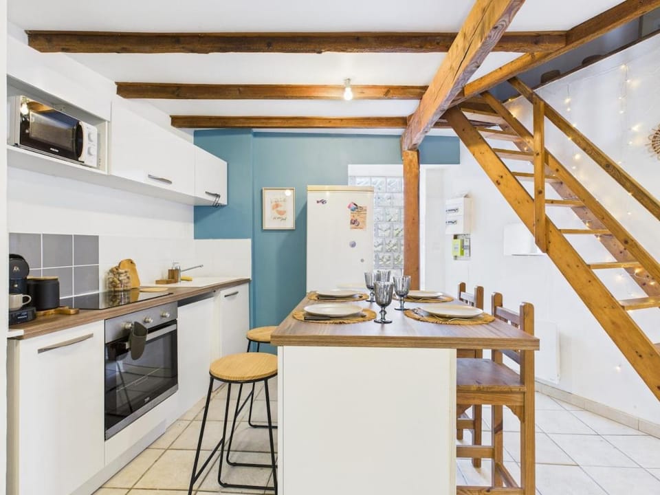 Kitchen or kitchenette, Dining area, oven, stove