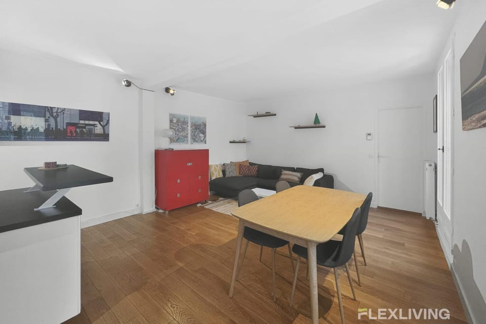 Spacious one-bedroom apartment just 1 minute walk from Montparnasse train Apartment in Paris