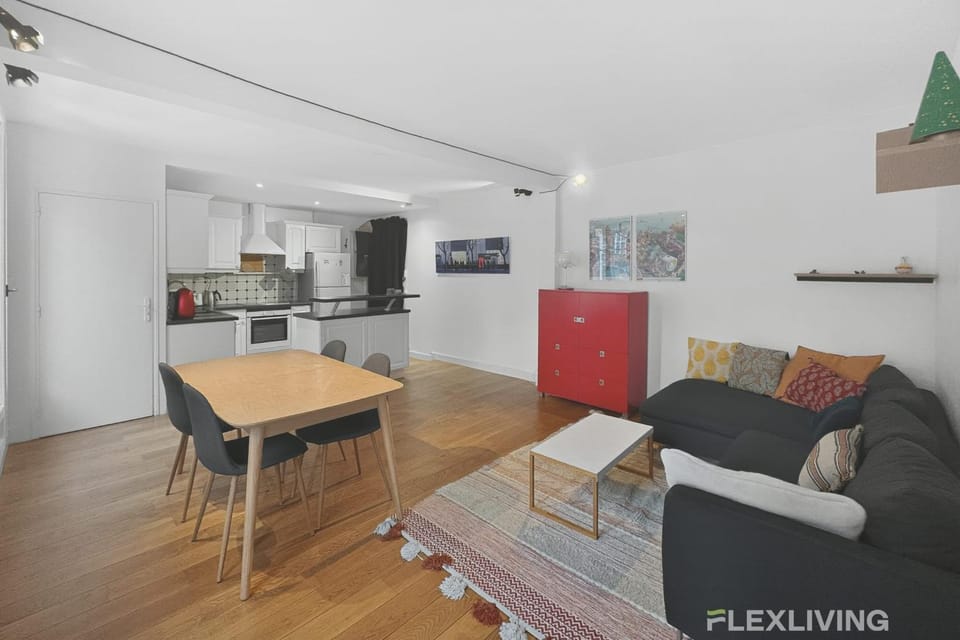 Spacious one-bedroom apartment just 1 minute walk from Montparnasse train Apartment in Paris