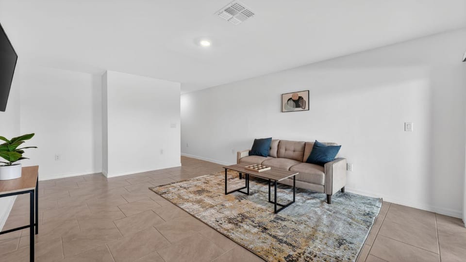 Sunny Escape Fresh, Modern Townhome Near Beaches Apartment in North Port