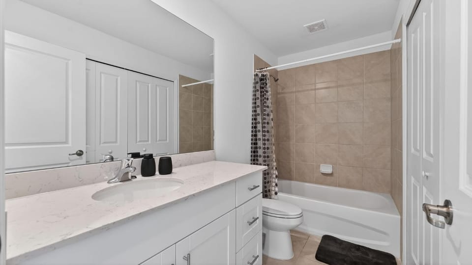 Sunny Escape Fresh, Modern Townhome Near Beaches Apartment in North Port