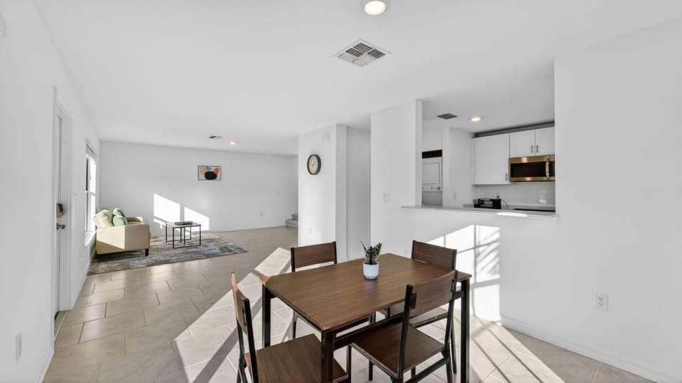 Sunny Escape Fresh, Modern Townhome Near Beaches Apartment in North Port