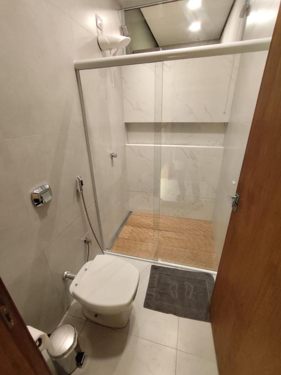 Shower, Toilet, towels