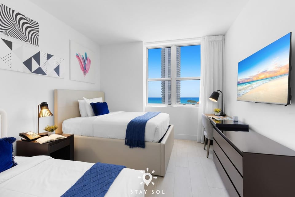 Stunning Views 2BR Amazing Pools Apartment in Hollywood Beach